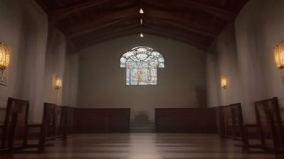 搞笑视频截图：打工人在办公室偷偷睡觉被老板发现的搞笑瞬间